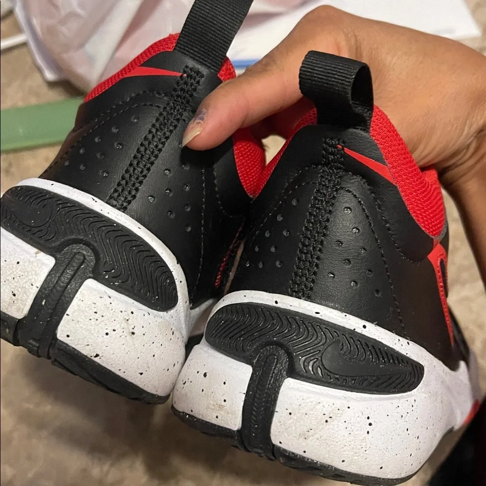 Nike Sneakers 6 Y Kids Team Hustlle D 11 (GS) Mid Top Black University Red